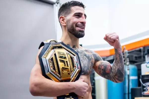 Jedinečný šampion UFC dorazil do Gruzie. Vítaly ho davy. Bůh, psali fanoušci