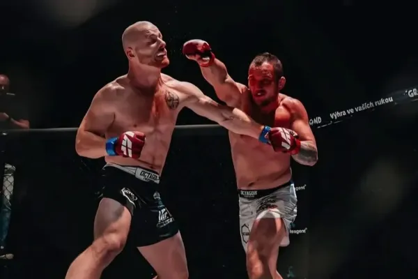 Jeho vlastní rodina se ho zřekla, bojovat bude na památku nedávno zemřelé náhradní maminky