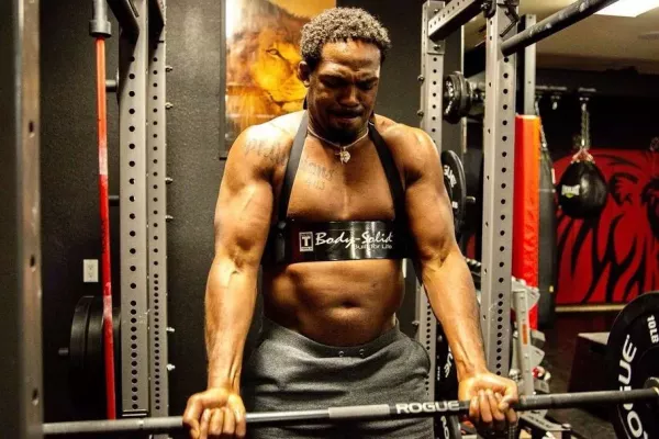 Jon Jones zvedá činky doma v garáži a hledá gym, kde by si mohl před návratem do boje zaspárovat