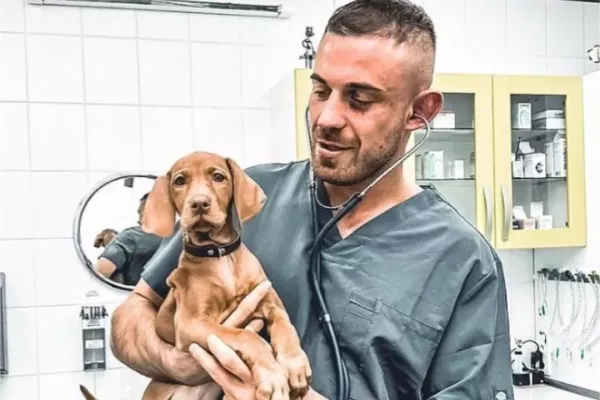 Jsem asi jediný doktor na světě, co se umí rvát v kleci, usmívá se tvrďák a veterinář Raška