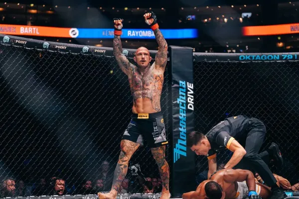 KO loket z otočky. Jestli to nevezmeš, sundám tě na parkovišti, vyzval pak vítěz legendu