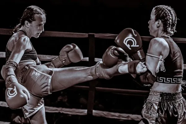 KO za 6 sekund. Bojovnice na nic nečekala, kopem vypnula soupeřku