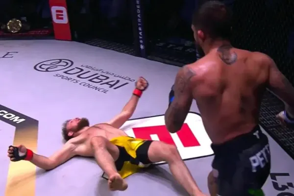 Kandidát na KO roku. Loket zády k soupeři a kladivo do hlavy jako tečka