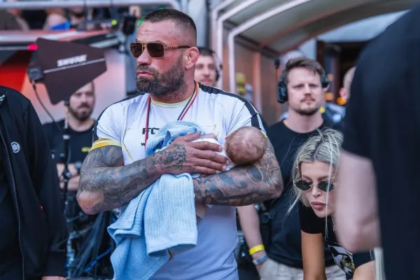 Karlos s Lelou terčem kritiky za přílišnou starost o Arnolda. Hnus, reaguje Vémola