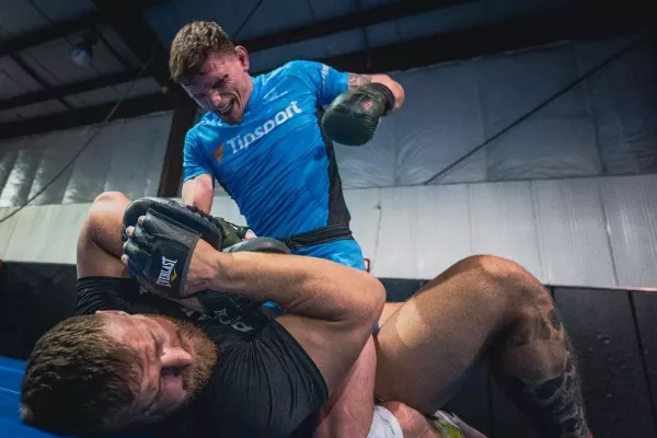 Když chce být hlava ve fightu už na tréninku. Dvořák řezal i trenéry