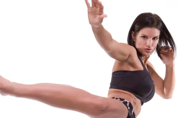 Krásná herečka nepolevuje, na tréninku se měří s profesionály