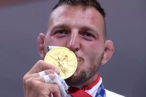 Krpálek zapůjčil Národnímu muzeu svou zlatou medaili. Do plného tréninku se chystá vrátit v říjnu