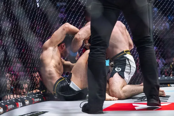 Kuriózní ukončení v Oktagonu. Outsider zničil soupeře na kolenou
