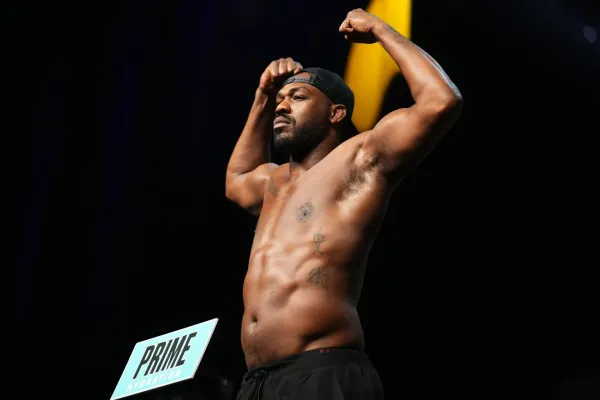 Legendární Jones překvapil. Šance na velkolepý střet dále žije