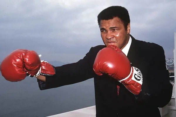Létám jako motýl a bodám jako včela. Muhammad Ali zemřel před 10 lety