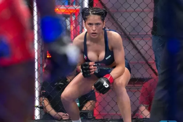 MMA bojovnice ohromila. Podprsenku měla až nebezpečně odvázanou