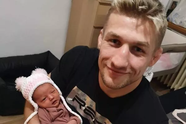 Malou miluju, pořád se s ní mazlím, je nadšený táta Kozma, který neví, s kým bude obhajovat titul