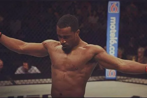 Marně čeká v UFC na zápas, tak se vrátil do zaměstnání. Pracuje v restauraci