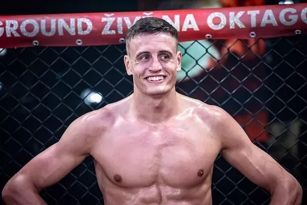 Matěj Peňáz si zlomil ruku a jeho zápas s Vlastem Čepem je v ohrožení