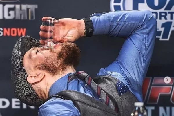 McGregor jako živá kopie napumpovaného Pepka námořníka. Proč?