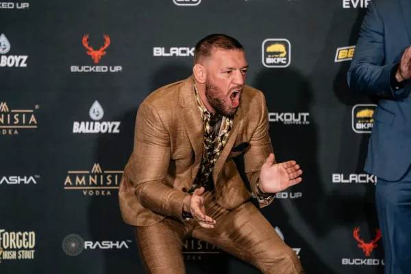 McGregor v roli promotéra vyhrožoval své hvězdě, velebil šampionky