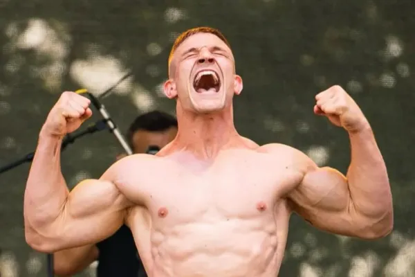 Meloun vzpomínal. Všichni byli plešouni, bylo to surové, nehodil jsem se tam