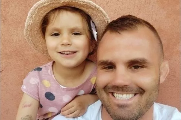 Miluje svou dceru, chce ji dát všechno. Táta jde po třech letech do klece