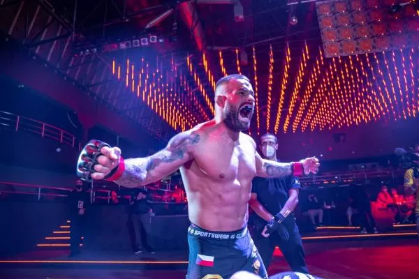 Miluju lehký zápasy, snadný peníze. Kámo, i moje večeře je větší než ty, naložil Vémola veteránovi UFC
