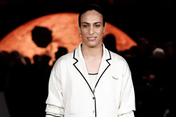 Místo testu pohlaví se odvážně ukázala na módní přehlídce. Kontroverzní boxerka Chalífová šokovala Paříž