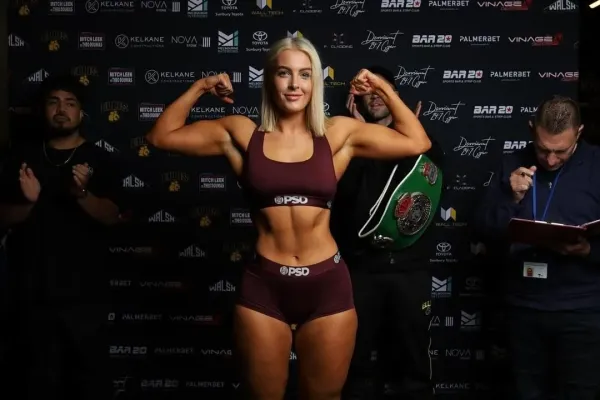 Modelka propadla boji. Kráska se umí odvázat i před fanoušky