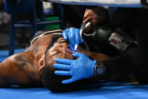 Moment, který všechny vyděsil. Boxer zkolaboval během přestávky