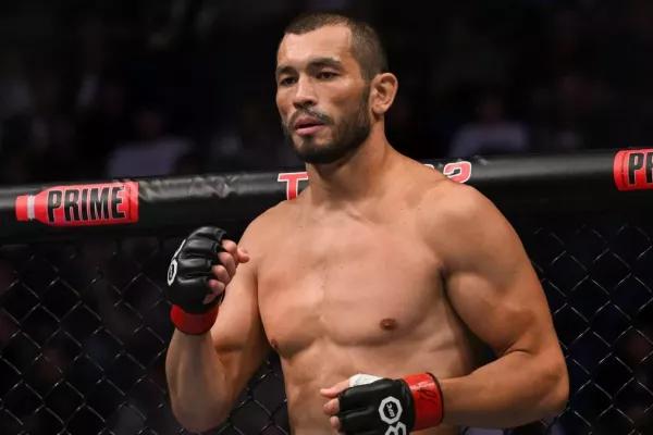 Muradov po vyhazovu v UFC začal jednat. Uvažuje nad Oktagonem, ale i Asií