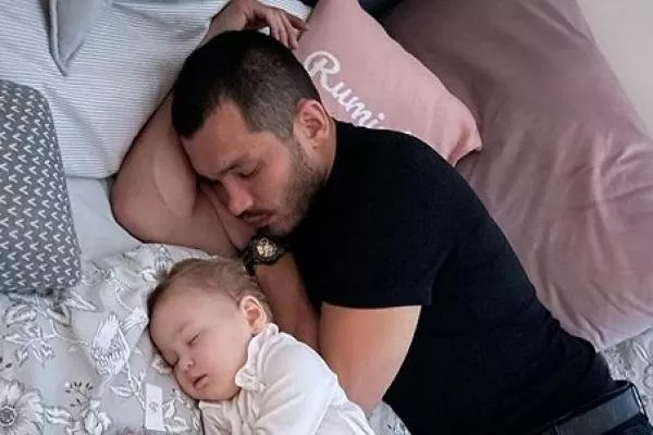 Muradov zpátky u Bagárové. Podívejte se na jeho roztomilé setkání s dcerou