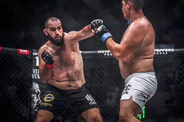 NEJ triumfy slovenského obra: klíčový skalp Američana, zlomený nos Kingkonga i dominance v bitvě s Ukrajincem