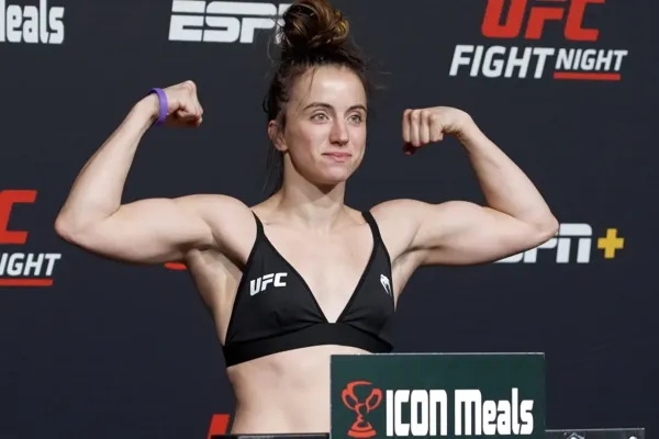 Na váze ohromila kolegu z UFC, poté uspěla i v boji