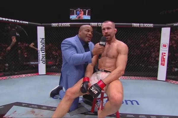 Nakládali ho do sanitky, přesto Klein stihl po bolestivé výhře v UFC poslat vzkaz