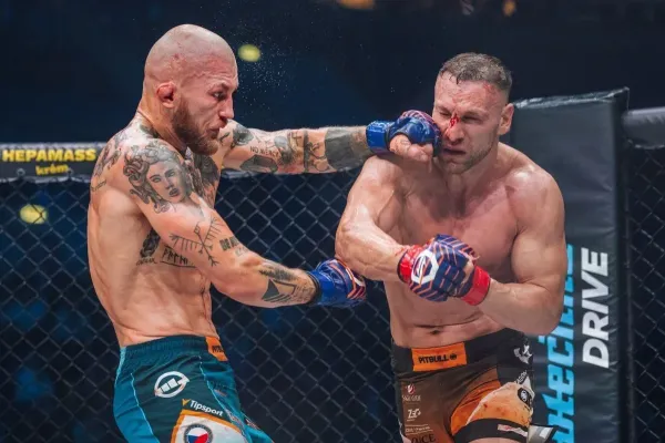 Následky tvrdé bitvy v Oktagonu. Šampion skončil v nemocnici, je po operaci