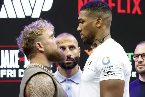 Nečekané spojení. Boxer Joshua zamířil před bitvou s Paulem k velkému rivalovi