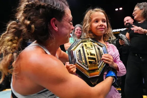 Nejdojemnější moment nové šampionky UFC. Předala dceři mistrovský pás