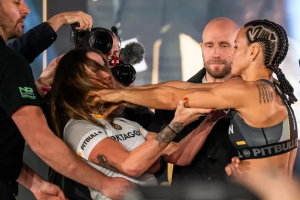 Nejdříve se usmála, pak chytla soupeřku pod krkem