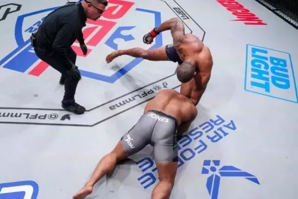 Nejrychlejší KO! Více než stokilový Brazilec se v zámoří zapsal do historie