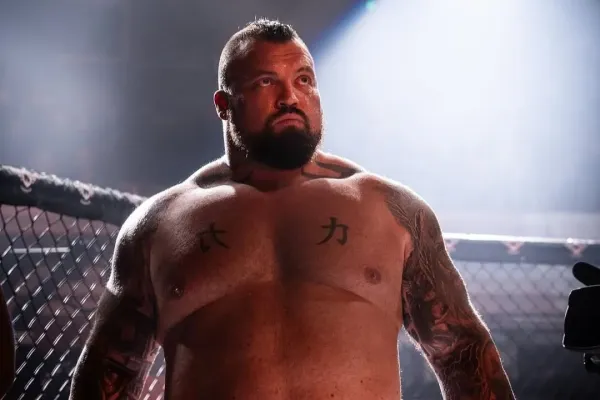 Nejsilnější muž světa má novou lásku. Po MMA si oblíbil další sport