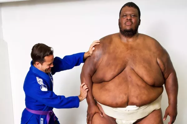 Nejtěžší zápasník v historii MMA zalehl soupeře. Rozdíl byl 181 kilo