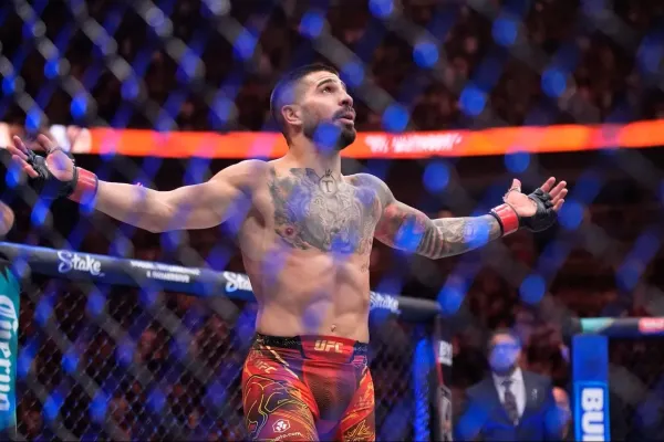 Neporažený šampion UFC byl jako kluk šikanován. Dnes je inspirací