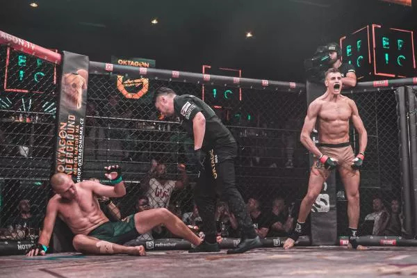 Nepříjemnost! Kickboxerský galavečer Glory Peňázovi odložili. Maká na zemi a čeká, s čím přijde OKTAGON MMA