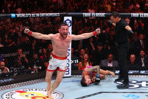 Neuměl anglicky a dřel na stavbách, teď může přepsat historii UFC