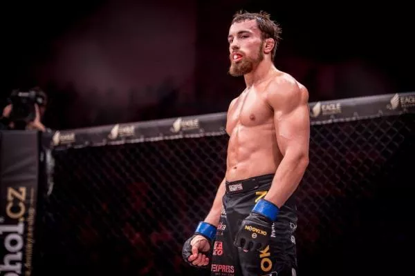 Nevěsím hlavu na hřebík. V UFC nekončím, ani se končit nechystám, vzkázal Klein