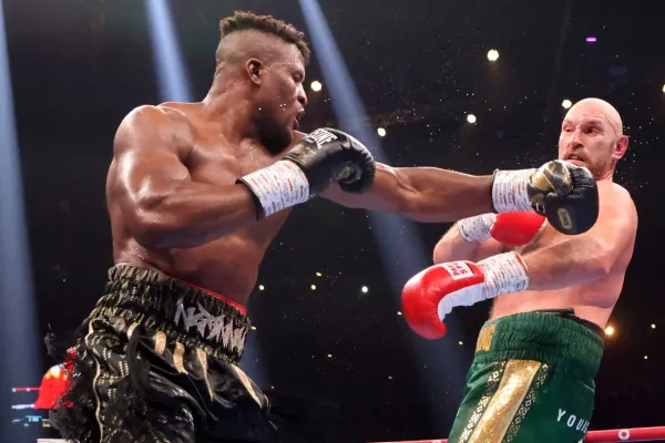 Ngannou kývl na senzačního soupeře. Vše ale zhatil Usyk