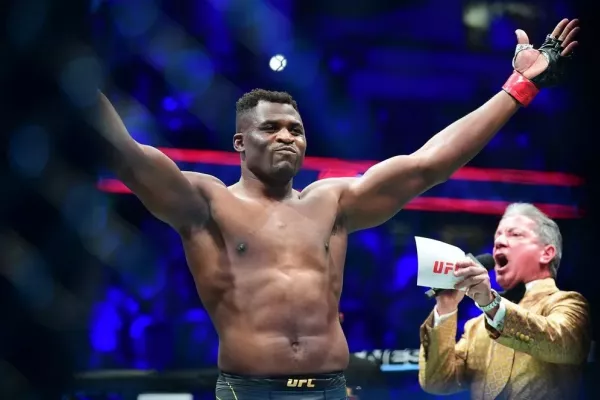 Obávaný Predátor úřadoval. Pás v UFC obhájil vítězstvím na body