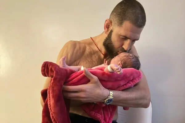 Obrovský puget růží. Procházka snad vykoupil po narození dcery květinářství