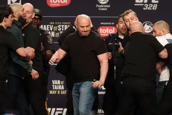 Ochranka v UFC měla práci. Chimaev nakopl Stricklanda a propukl chaos