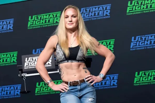 Pánové neměli šanci. Královna UFC je poslala k zemi kopem z otočky