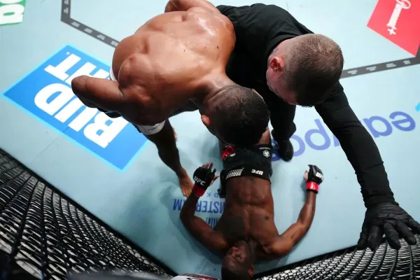 Parádní debut v UFC. Brazilec skolil soupeře jednou ranou