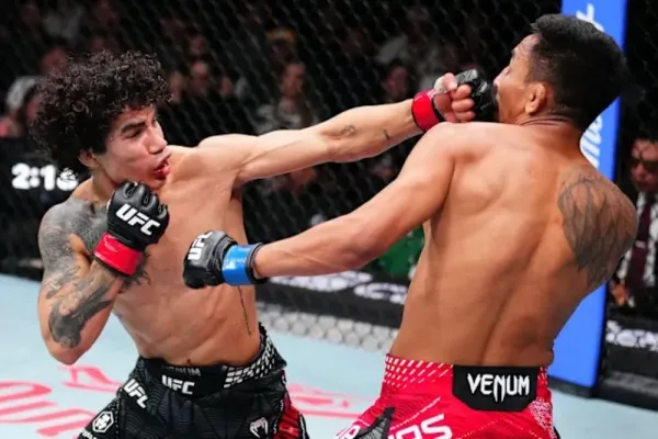 Parádní obrat. Nejdřív šel k zemi, pak umlátil soupeře u pletiva