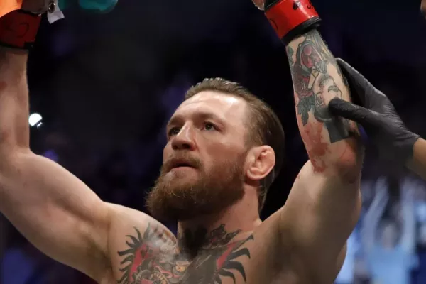 Paul znovu vybídl McGregora k boji s Whitem. Jakou roli v tom hrají Fury s Adesanyou?